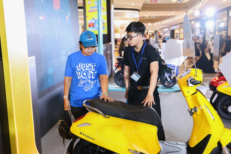 Khách hàng tìm hiểu xe VinFast tại sự kiện trải nghiệm AEON Mall. Ảnh: VinFast.