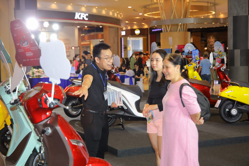 Khách hàng tìm hiểu tính năng xe tại sự kiện AEON Mall. Ảnh: VinFast.